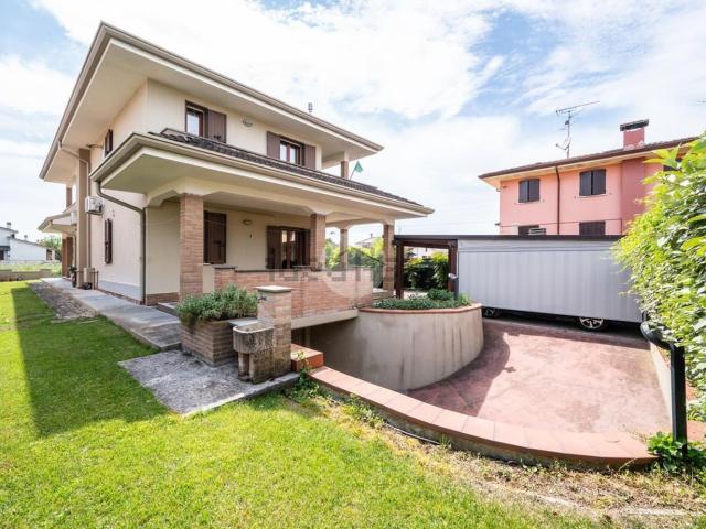 Villetta bifamiliare in vendita di 153 m² in Via G. Segantini, 28