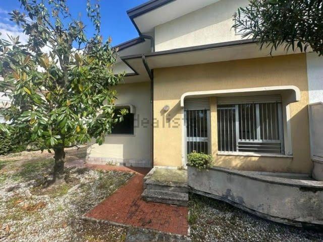 Villetta bifamiliare in vendita di 153 m² in Via Giraldina