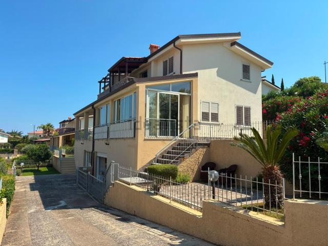 Villetta bifamiliare in vendita di 169 m² in Contrada Vallina, 100