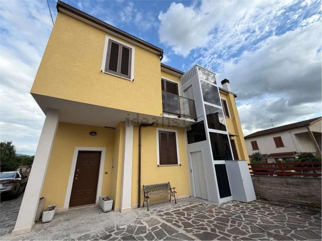 Villetta bifamiliare in vendita di 150 m² in Frazione San Venanzo