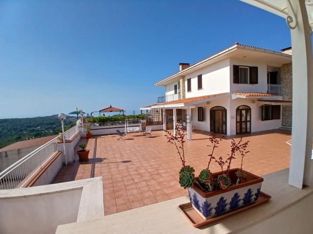 Villetta bifamiliare in vendita di 150 m² in Strada Provinciale Itri Sperlonga