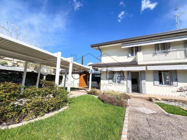 Villetta bifamiliare in vendita di 150 m² in Via Baratta Vecchia