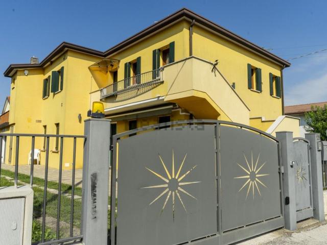 Villetta bifamiliare in vendita di 150 m² in Via Bassa Iº, 184