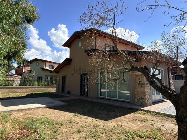 Villetta bifamiliare in vendita di 150 m² in Via Borghesiana, 353
