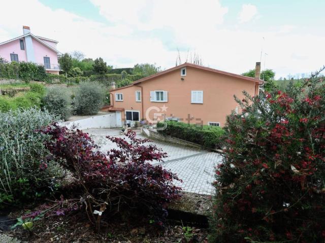 Villetta bifamiliare in vendita di 178 m² in Via Caprarola, 54