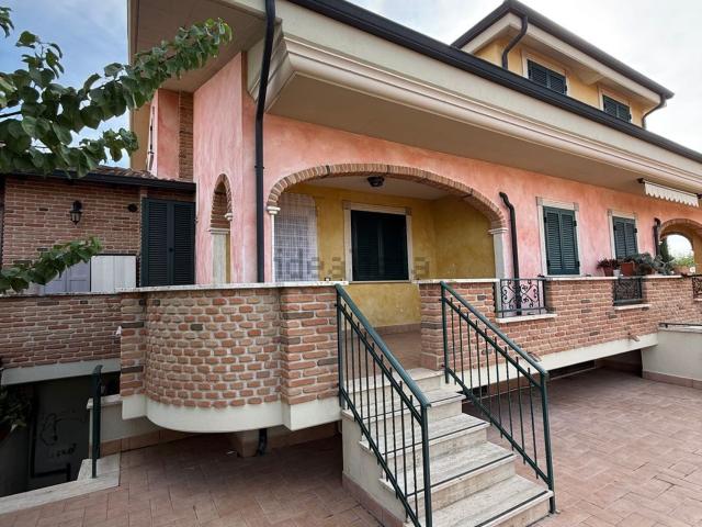 Villetta bifamiliare in vendita di 150 m² in Via Castel Madama, 34