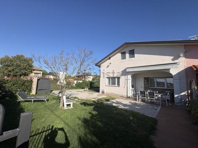 Villetta bifamiliare in vendita di 150 m² in Via Colombara