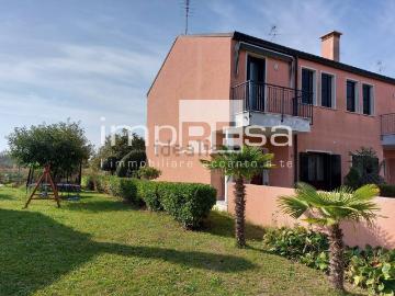 Villetta bifamiliare in vendita di 150 m² in Via dei Spironi, 54