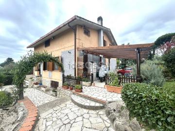 Villetta bifamiliare in vendita di 150 m² in Via del Boschetto