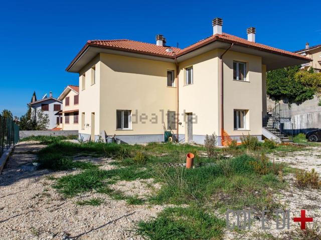 Villetta bifamiliare in vendita di 150 m² in Via delle Ginestre