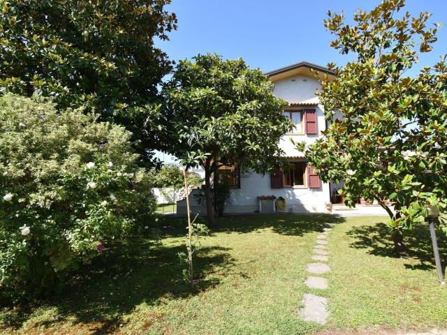 Villetta bifamiliare in vendita di 150 m² in Via Ludovico Ariosto