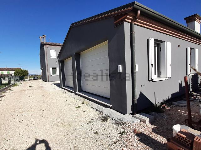 Villetta bifamiliare in vendita di 150 m² in Via Luppia Alberi, 117