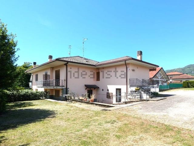 Villetta bifamiliare in vendita di 150 m² in Via Monte Bianco