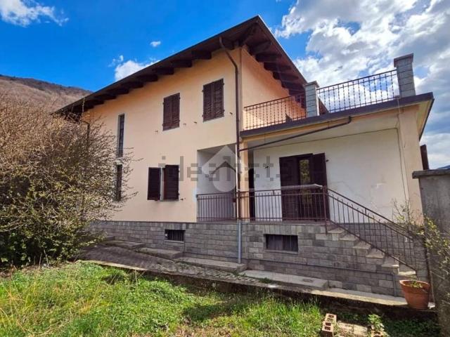 Villetta bifamiliare in vendita di 160 m² in Via Nazionale, 181