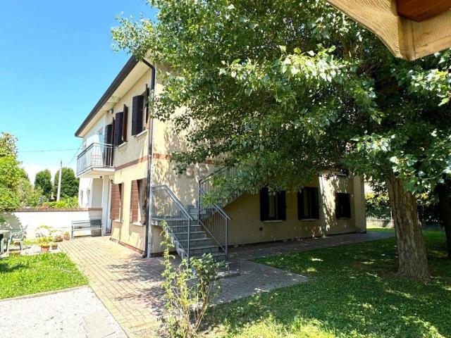 Villetta bifamiliare in vendita di 150 m² in Via Olmo, 119