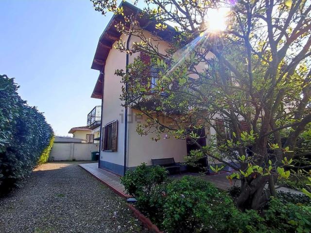 Villetta bifamiliare in vendita di 150 m² in Via Roberto Cordara, 35
