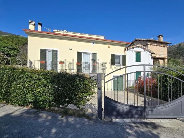 Villetta bifamiliare in vendita di 150 m² in Via San Benedetto, 15
