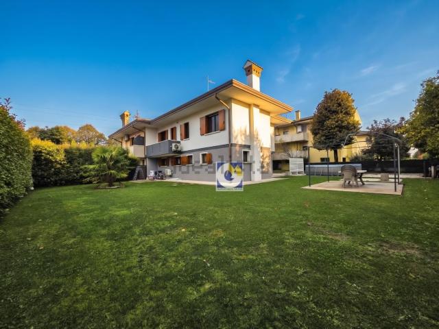 Villetta bifamiliare in vendita di 150 m² in Via Salvo D&apos Acquisto