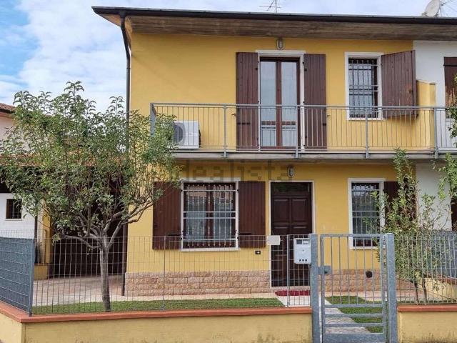 Villetta bifamiliare in vendita di 151 m² in Strada Statale Goitese, 299