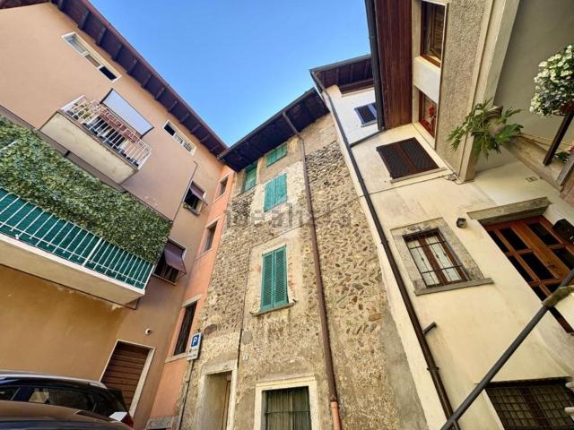 Villetta bifamiliare in vendita di 151 m² in Via Cornelli, 3