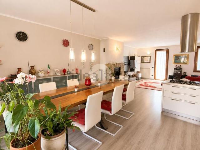 Villetta bifamiliare in vendita di 152 m² in Via del Lanico, 182