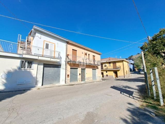 Villetta bifamiliare in vendita di 152 m² in Via Eritrea, 24