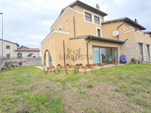 Villetta bifamiliare in vendita di 152 m² in Via Flaminia Vecchia