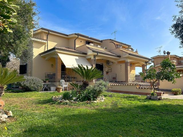 Villetta bifamiliare in vendita di 152 m² in Via Modena