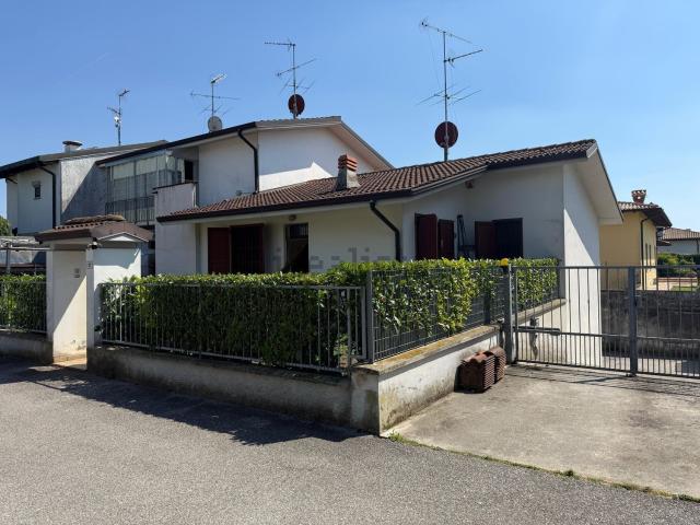 Villetta bifamiliare in vendita di 152 m² in Via Novagli Campagna