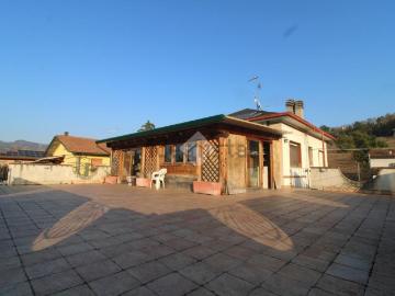 Villetta bifamiliare in vendita di 157 m² in Via Bivio Montegelli, 11