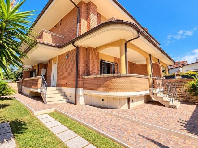 Villetta bifamiliare in vendita di 157 m² in Via Calliope, 10