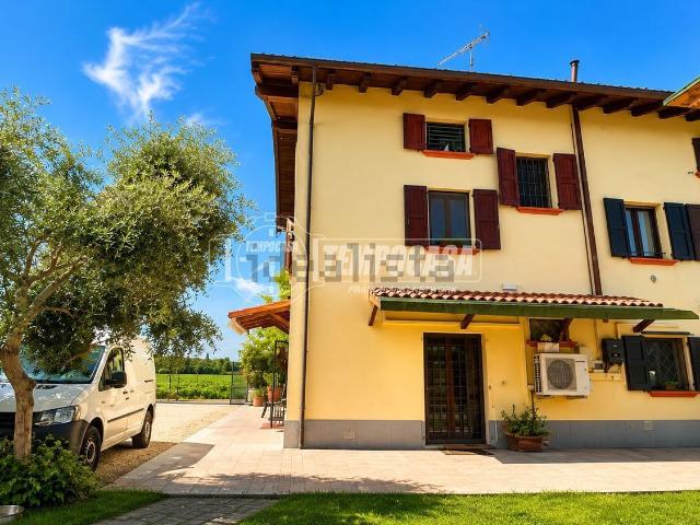 Villetta bifamiliare in vendita di 157 m² in Via degli Orsi, 692