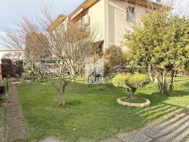 Villetta bifamiliare in vendita di 157 m² in Via Francesco Petrarca