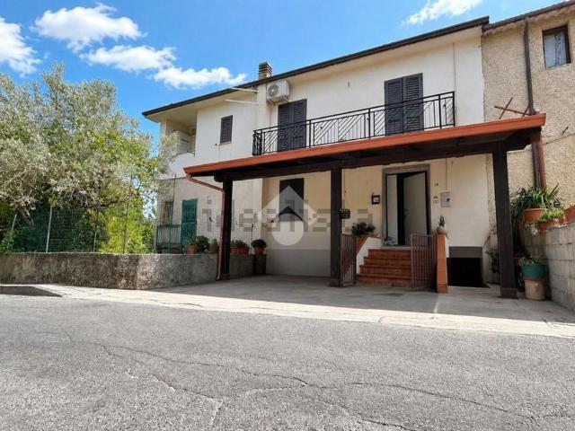 Villetta bifamiliare in vendita di 154 m² in Via degli Enotri, 14