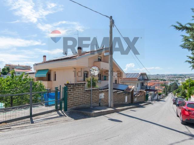 Villetta bifamiliare in vendita di 154 m² in Via Martiri di Belfiore, 24