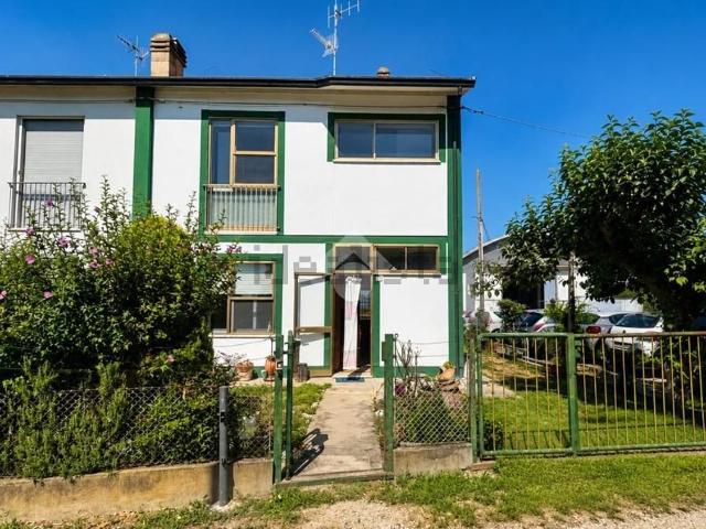Villetta bifamiliare in vendita di 154 m² in Via Ragone, 11