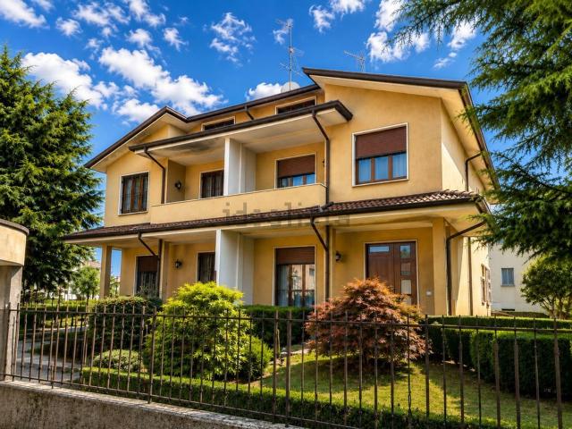 Villetta bifamiliare in vendita di 155 m² in Via Ciro Menotti, 12