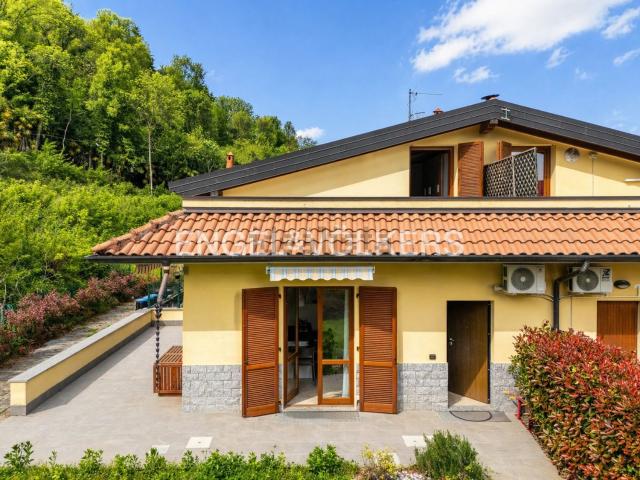 Villetta bifamiliare in vendita di 155 m² in Via Como, 57