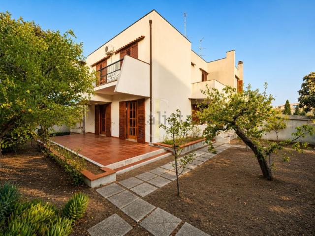 Villetta bifamiliare in vendita di 155 m² in Via Elba, 44