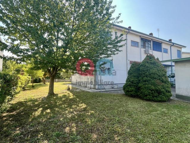 Villetta bifamiliare in vendita di 155 m² in Via Marmolada, 30