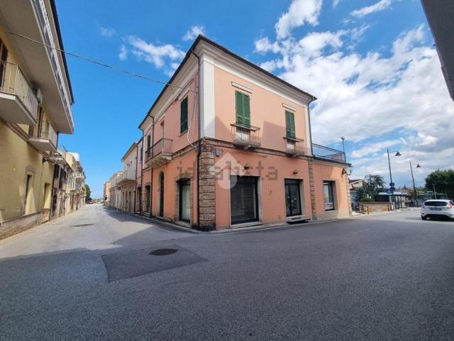 Villetta bifamiliare in vendita di 155 m² in Via Roma, 31