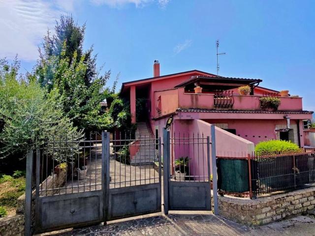 Villetta bifamiliare in vendita di 156 m² in Via Colle Scossite