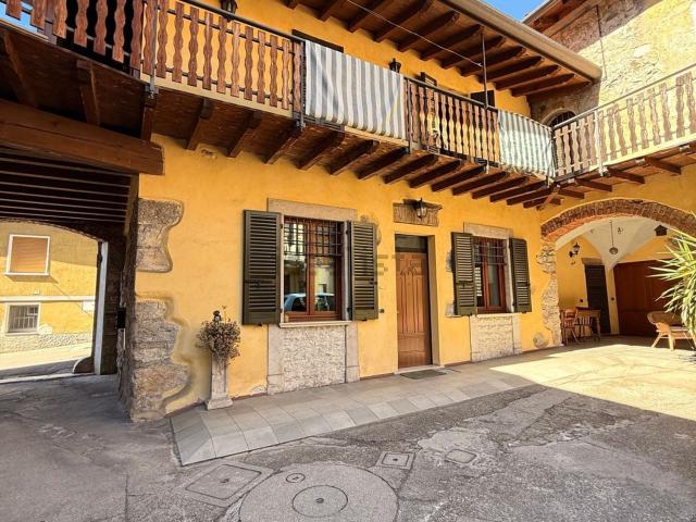 Villetta bifamiliare in vendita di 158 m² in Via Borgo