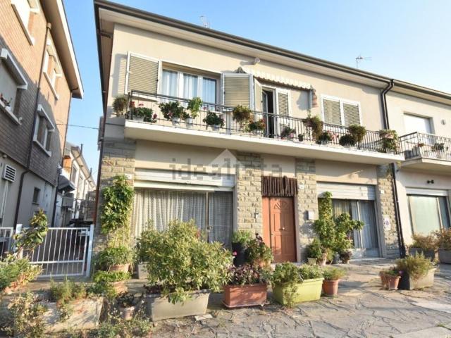 Villetta bifamiliare in vendita di 158 m² in Via Emilia Ovest, 33