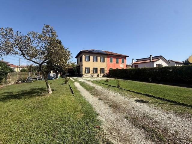 Villetta bifamiliare in vendita di 158 m² in Via Giulio de Zuliani
