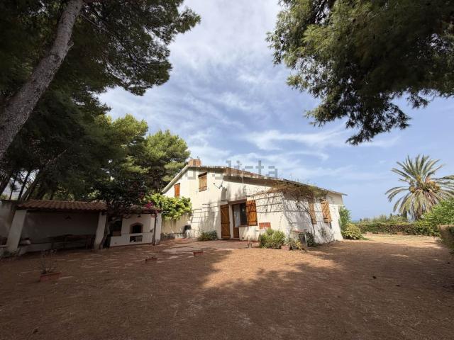 Villetta bifamiliare in vendita di 15939 m² in Via Sottomosca, 15
