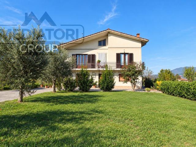 Villetta bifamiliare in vendita di 159 m² in Via delle Corti