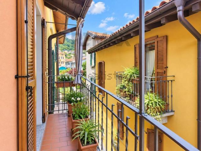 Villetta bifamiliare in vendita di 159 m² in Via Montebello, 31