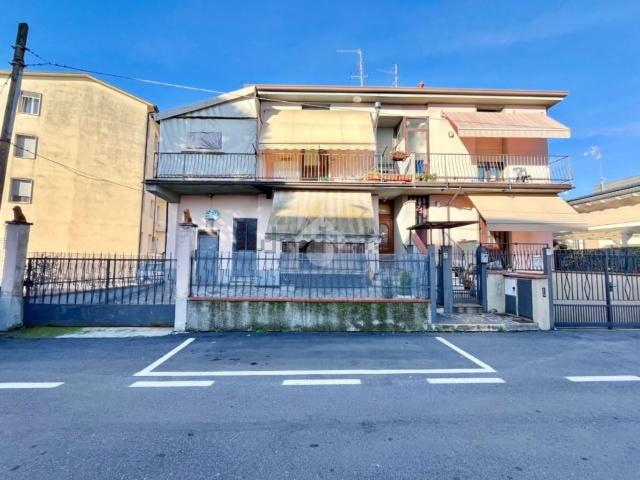 Villetta bifamiliare in vendita di 163 m² in Via Fratelli Calabria, 3