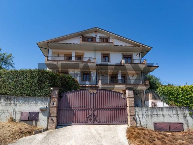 Villetta bifamiliare in vendita di 163 m² in Viale Europa, 90